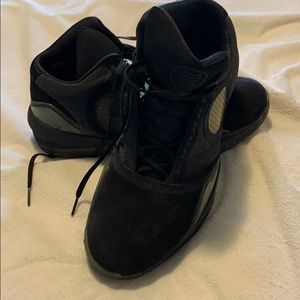 Men’s basketball sneakers